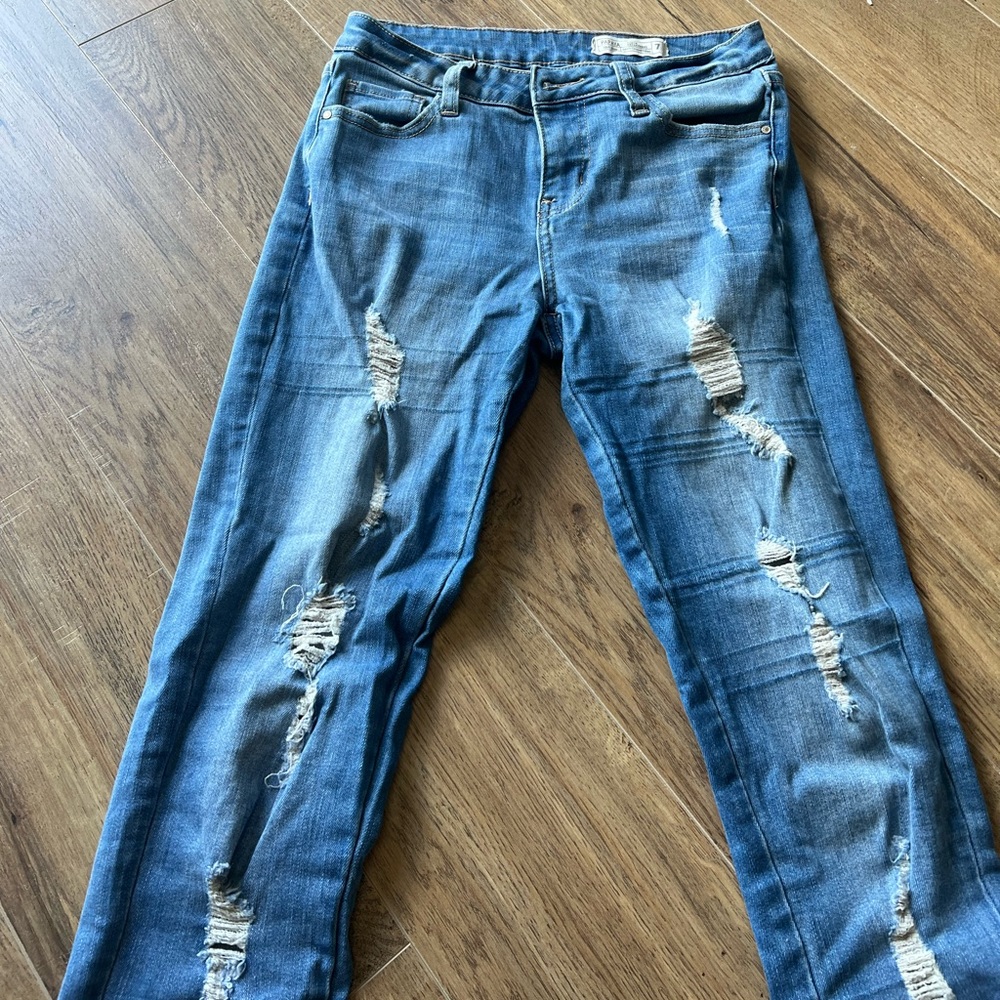 Blue jeans w/ rips